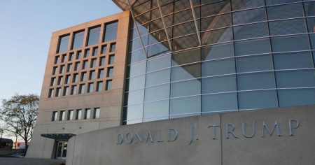 خطط إدارة ترامب لبناء مبنى USIP بقيمة 500 مليون دولار قد تنتهك أمر المحكمة، كما يقول العمال السابقون