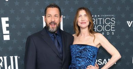 آدم ساندلر يستمتع بليلة موعد مع زوجته جاكي في حفل توزيع جوائز اختيار النقاد لعام 2026