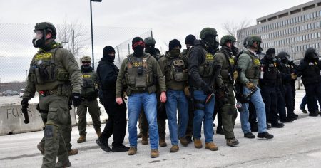 تتظاهر شركة ICE بأنها قوة عسكرية. تكتيكاتها ستؤدي إلى مقتل جنود حقيقيين