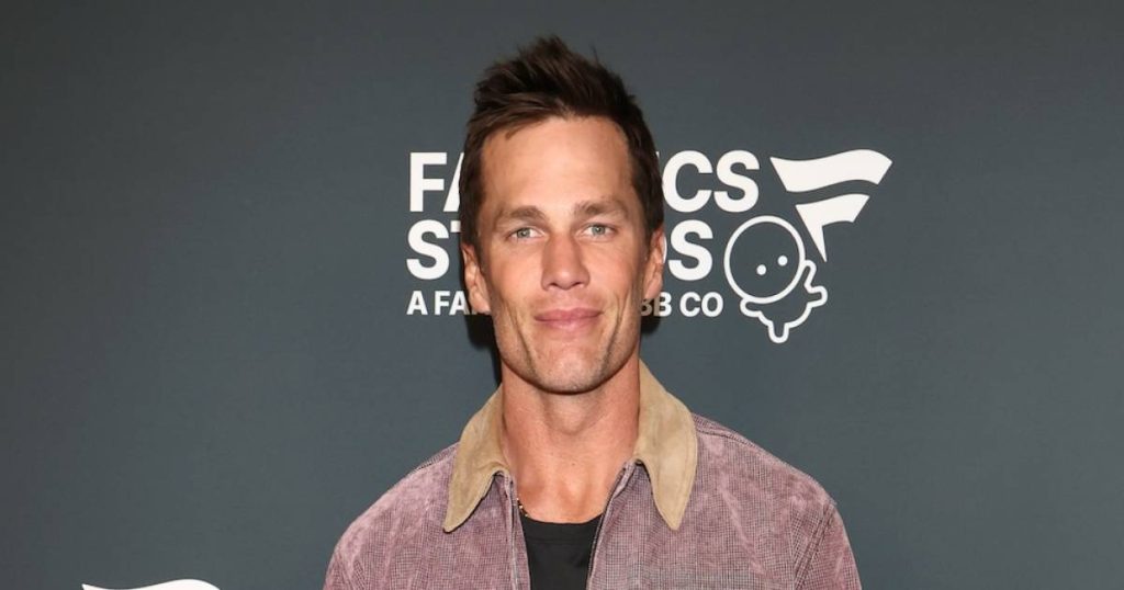 توم برادي يتباهى بساعة بقيمة 287 ألف دولار قبل مواجهة بطولة NFC: “Big Game Big Watch”