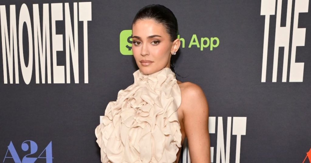 كايلي جينر تستعرض بطنها المشدود في العرض الأول لفيلم The Moment في لوس أنجلوس