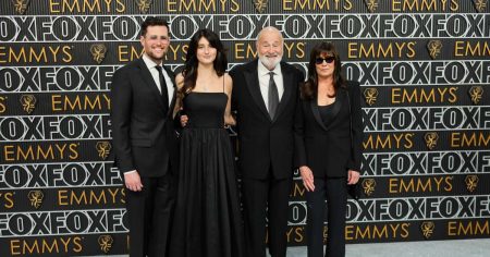 تقضي رومي وجيك راينر يوم رأس السنة معًا في تنظيف الشاطئ بعد وفاة والديهما