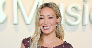 هيلاري داف تغني عن “Giving Head” والرومانسية المبهمة في أغنية جديدة وسط دراما Mom Group