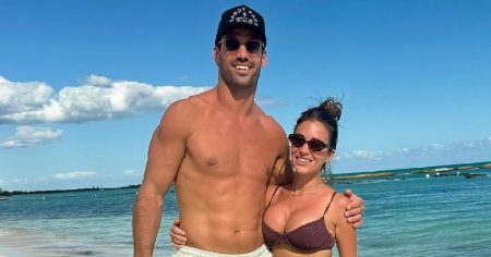 أطفال جيسي جيمس ديكر يستعرضون عضلات بطنهم خلال عطلة رأس السنة الاستوائية