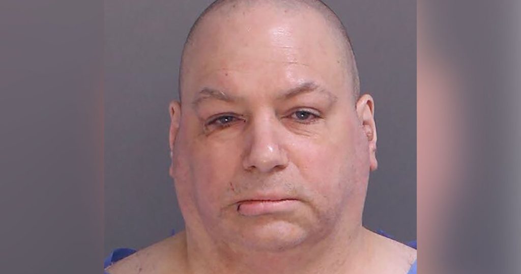 يُزعم أن رجلاً من ولاية بنسلفانيا اعترف بقتل والديه وشقيقته بسكين من النوع النفسي