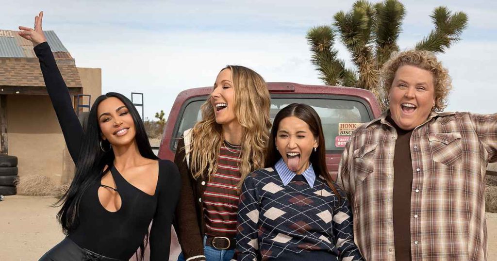 رد فعل المعجبين على كيم كارداشيان ونيكي جلاسر وفورتشن فيمستر وبريندا سونج في موقع تصوير فيلم The Fifth Wheel