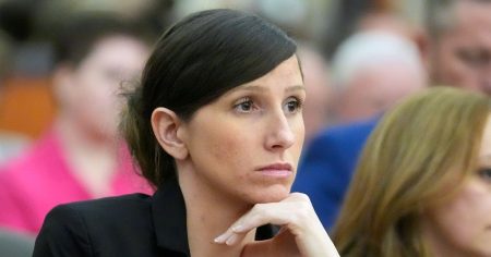 محامو مؤلف كتاب الأطفال كوري ريتشينز يتهمون محققي الدولة بمضايقة وترهيب الشهود