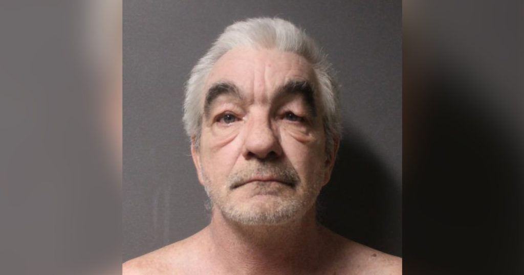 القاتل المتسلسل المشتبه به ريتشارد فوكس يخبر الشرطة أنه قتل جدته في عام 1976 عندما كان عمره 13 عامًا