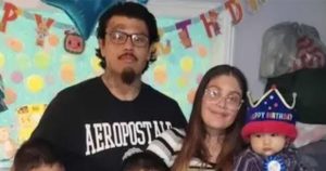 يُزعم أن امرأة أقنعت صديقها الجديد بإطلاق النار على زوجها السابق وصديقته الجديدة أمام 3 أطفال