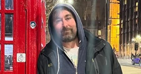 كشف الأب عن سبب وفاة مستخدمي YouTube Adam the Woo بعد شهر واحد من العثور عليه ميتًا عن عمر يناهز 51 عامًا