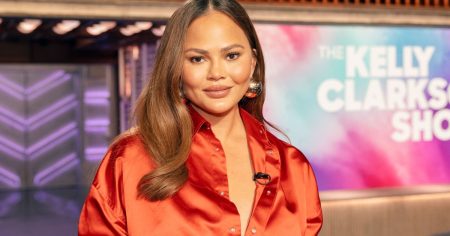يتضمن الزي الشتوي الأكثر دفئًا لـ Chrissy Teigen هذه الأحذية الكلاسيكية المبطنة بالفراء – انسخ المظهر