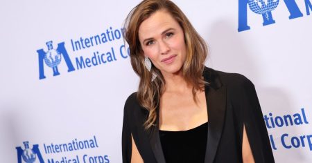 إن حياكة جنيفر غارنر المريحة هي أهداف شتوية نقية – احصل على المظهر مقابل 29 دولارًا فقط