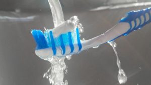 عزيزتي آبي: رأيت امرأة تنظف أسنانها على طاولة مطعم راقي