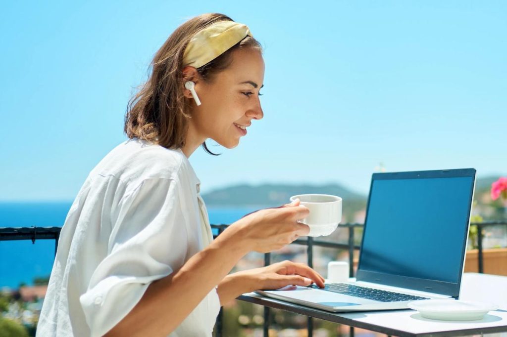 عزيزتي آبي: كان زميلي في العمل يعمل من المنزل وحصل على وظيفة جديدة بعد عدم إخبار رئيسنا