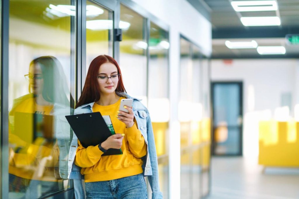 عزيزتي آبي: زملائي في العمل يتنمرون علي بسبب وجهي الطفولي