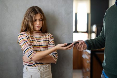 يوبخ المتصيدون آباء الجيل ألفا على هذه الأخطاء الشائعة