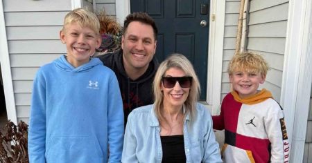 زوج المؤثرة الراحلة سارة بينيت يتذكر أول أعراض مرض التصلب الجانبي الضموري لديها بعد أسبوعين من الوفاة