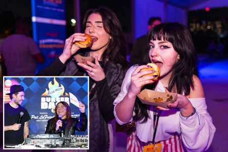 تشارك بروكلين بيكهام في استضافة مهرجان النبيذ والطعام في ميامي في أعقاب الدراما العائلية