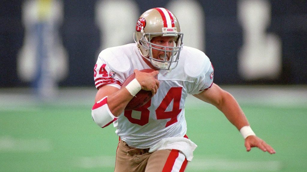 كريستيان ماكافري يتسلم جائزة بارت ستار في حفل إفطار سوبر بول الثامن والثلاثين