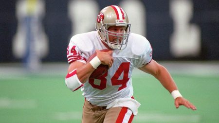 كريستيان ماكافري يتسلم جائزة بارت ستار في حفل إفطار سوبر بول الثامن والثلاثين