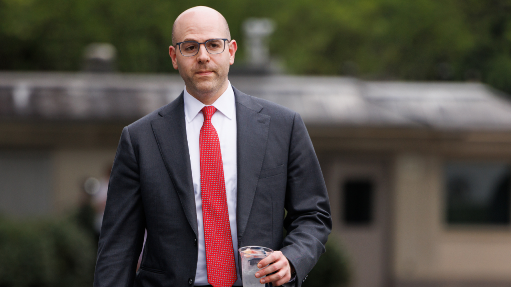 محافظ بنك الاحتياطي الفيدرالي ستيفن ميران يستقيل من منصبه في البيت الأبيض للتركيز على بنك الاحتياطي الفيدرالي