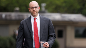 محافظ بنك الاحتياطي الفيدرالي ستيفن ميران يستقيل من منصبه في البيت الأبيض للتركيز على بنك الاحتياطي الفيدرالي