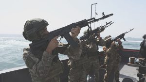 إيران تحرك أصولاً عسكرية خلال المناورات الروسية المشتركة في مضيق هرمز: خبير