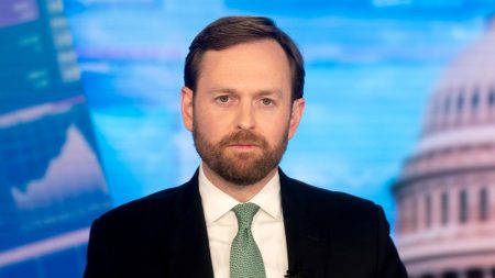 رئيس لجنة التجارة الفيدرالية يصف تسوية وول مارت بقيمة 100 مليون دولار بأنها “فوز كبير للعمال الأمريكيين”