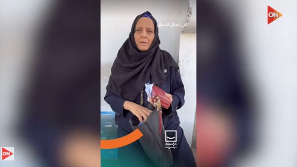 “كلنا إيد واحدة”.. “حياة كريمة” ترسم البسمة على وجه سيدة مكافحة تعاني المرض وتواجه قسوة المعيشة