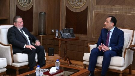 رئيس الوزراء يلتقي محافظ البنك المركزي لبحث عدد من الملفات المهمة