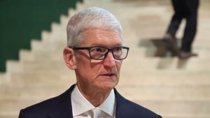 سهم أبل يهبط 5% بعد تحذير رسمي وتأجيل مزايا الذكاء الاصطناعي