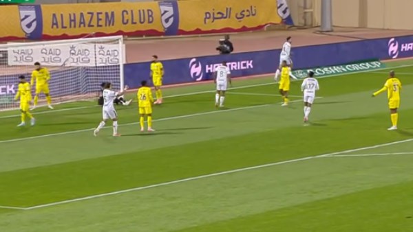 كوكا يسجل .. الحزم يتقدم على الاتفاق 2-1 بالشوط الأول بدوري روشن السعودي