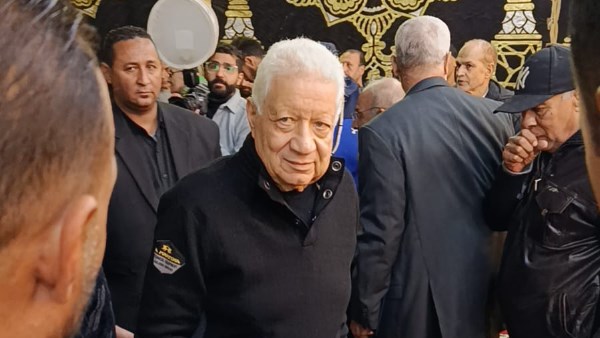 مرتضى منصور ومجدي عبد الغني وفاروق جعفر في عزاء مصطفى رياض نجم الترسانة