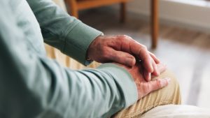 قبل 20 عامًا من ظهور الأعراض .. اختبار دم يكشف عن مرض الزهايمر