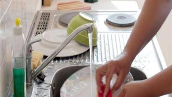 تنقل الجراثيم إلى طعامك.. أخطاء شائعة نرتكبها عند غسيل الصحون
