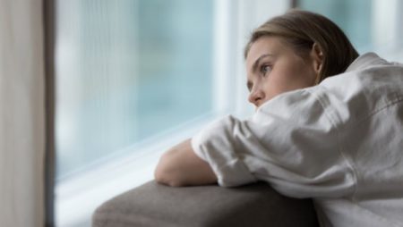 طرق فعالة لمواجهة القلق والتوتر.. عادات يومية تفاقم الحالة