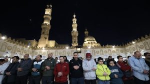 فضل صلاة الجماعة في المسجد والسعى إليها .. تعرف عليها