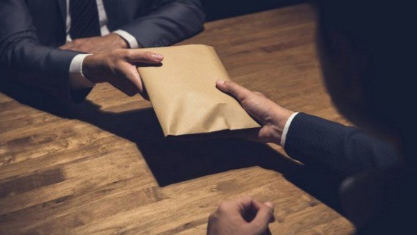 الحبس 3 سنوات وبراءة 7 آخرين في قضية رشوة مصلحة الضرائب