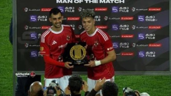 إمام عاشور يتنازل عن جائزة رجل مباراة الأهلى والجونة لـ بلعمرى