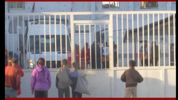 توافد سيارات الإسعاف على مستشفى الهلال الأحمر في خان يونس لنقل المصابين والمرضى