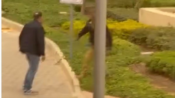 كان يقرأ القرآن.. مفاجأة جديدة بشأن فرد الأمن المعتدى عليه