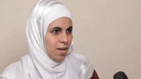 منار تستغيث من زوجها بالإسكندرية: حرمني من ابني وشهر بيا على السوشيال ميديا