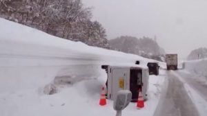 ثلوج كثيفة في اليابان تقـ.ـتل 30 شخصا وتعزل مناطق نائية.. فيديو