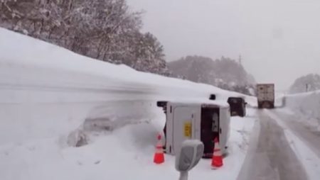 ثلوج كثيفة في اليابان تقـ.ـتل 30 شخصا وتعزل مناطق نائية.. فيديو