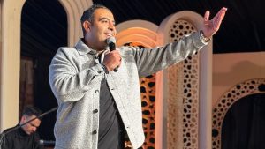 محمد عدوية يتألق في سهرة رمضانية ويشعل الأجواء بأغاني والده .. صور