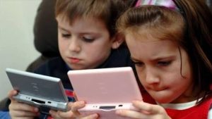 كيف يحمى الدستور والقانون الأطفال من مخاطر الإنترنت والانتهاكات الرقمية؟