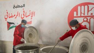 “المطبخ الإنساني الرمضاني” للهلال الأحمر طوال شهر رمضان للأشقاء الفلسطينيين