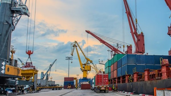 وزارة النقل تروج لجذب الصادرات بالخط الملاحى الرورو