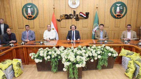 محافظ المنوفية يوزع مساعدات مالية ومواد غذائية لـــ  60حالة إنسانية