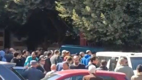 جنازة مهيبة في أسيوط لزوجة وابن رئيس محكمة الاستئناف الاقتصادية بعد وفاتهما في حادث مروع| صور